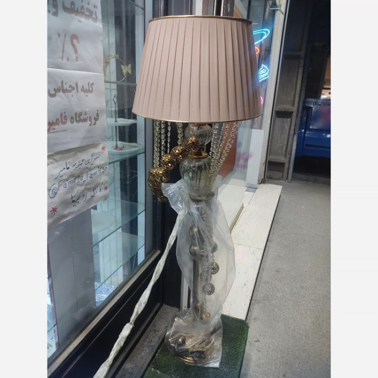 آباژور آویز دار کنار سالنی
